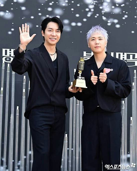 Lee Seung-gi music comebackpeople' 'awards' 'microphone' 'suits' 'thumbs' 'up.