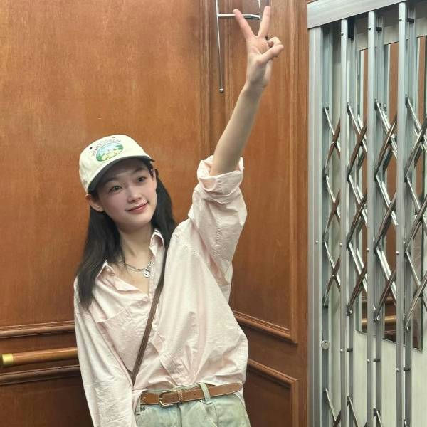 Lee Yoo-mi success storypeople' 'woman' 'peace' 'sign' 'cap' 'elevator.