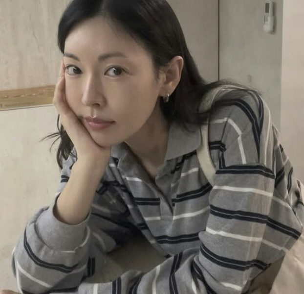 Lee Sang-woo Kim So-yeon anti-aging routinepeople' 'woman' 'stripedshirt' 'handonface' 'earrings.