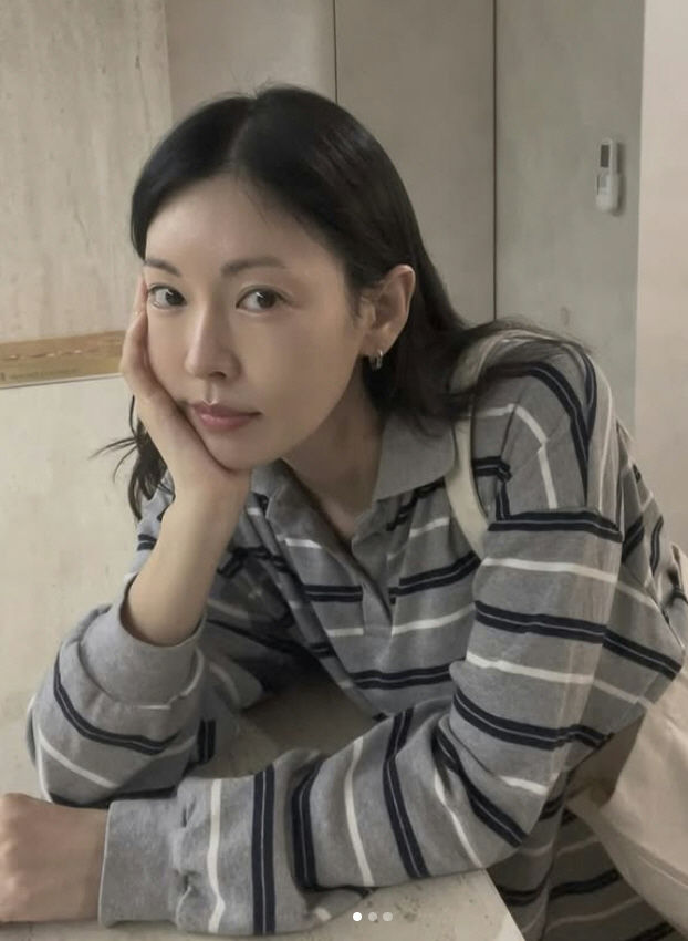 Lee Sang-woo Kim So-yeon anti-aging routinepeople' 'woman' 'stripedshirt' 'handonface' 'earrings.