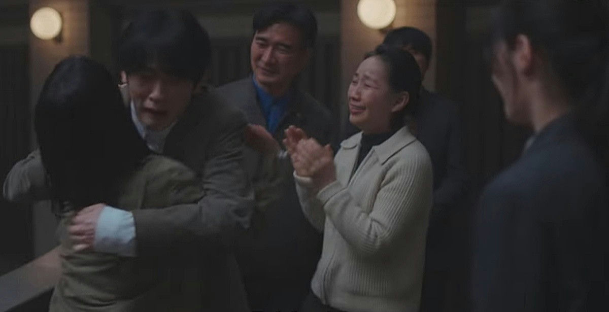 JTBC Beyond the Bar K-drama premierepeople' 'hugging' 'tears' 'applause' 'support.