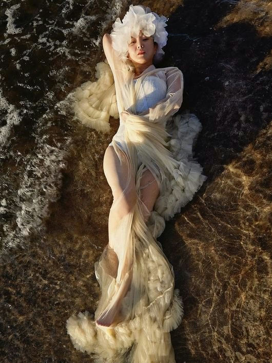 Park Na-rae solo wedding photoshootpeople' 'woman' 'beach' 'dress' 'sea.
