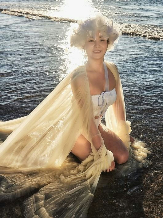 Park Na-rae solo wedding photoshootperson' 'beach' 'dress' 'headpiece' 'smiling.