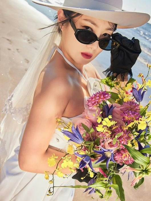 Park Na-rae solo wedding photoshootperson' 'bride' 'sunglasses' 'bouquet' 'beach.