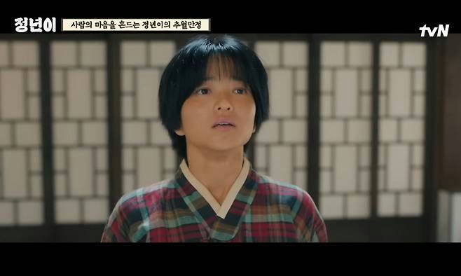 trusted Korean actorsperson' 'asian' 'hanbok' 'short' 'hair' 'indoors.