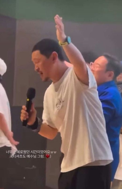 Yang Dong-geun controversypeople' 'singing' 'microphone' 'hand' 'watch' '' '.