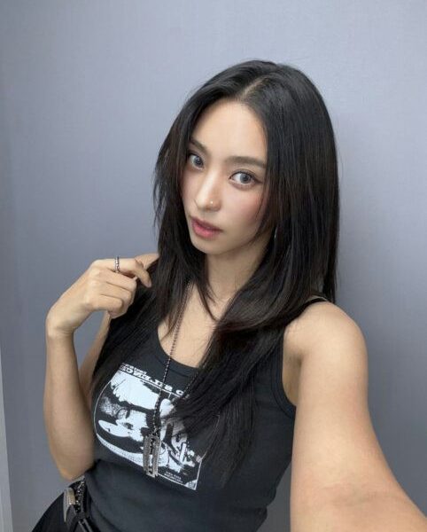 Bora SBS show cutperson' 'woman' 'hairstyle' 'tank' 'top' 'jewelry.