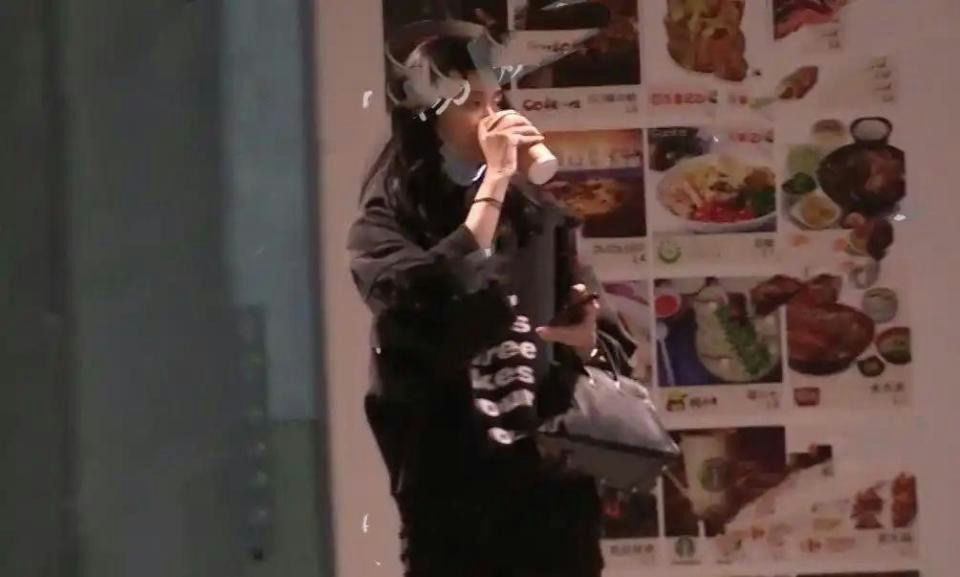 Ming Xi Mario Ho marriage crisisperson' 'drinking' 'phone' 'casual' 'food.