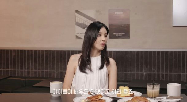 Lee Bo-young children acting debutpeople' 'woman' 'indoor' 'cafe' 'food' 'table.