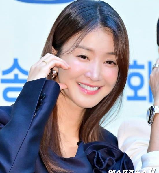 Lee Si-young prenancyperson' 'smiling' 'jacket' 'earrings' 'hand.