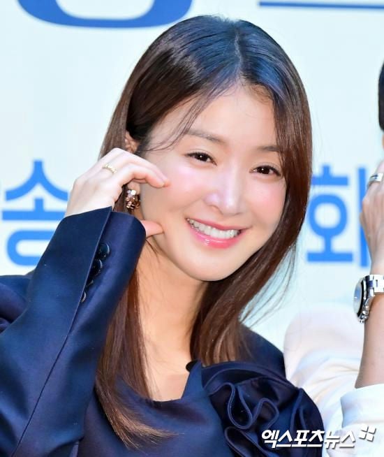 Lee Si-young prenancyperson' 'smiling' 'jacket' 'earrings' 'hand.