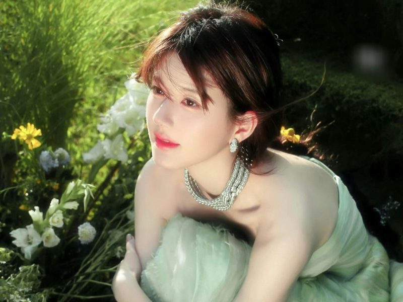 Zhao Lusi exit showbizperson' 'woman' 'flowers' 'jewelry' 'gown.