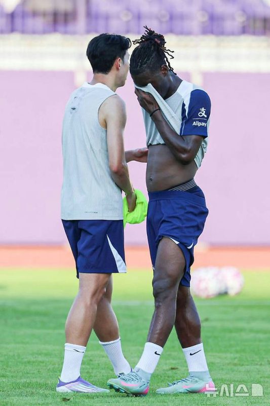Son Heung-min Bissouma tearspeople' 'soccer' 'team' 'sweat' 'field.