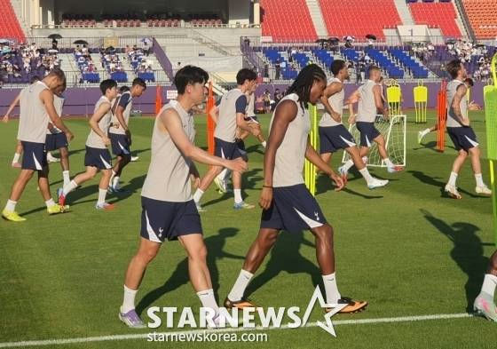 Son Heung-min Bissouma tearspeople' 'soccer' 'field' 'players' 'training' 'stadium.