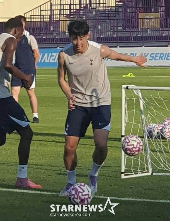 Son Heung-min Bissouma tearspeople' 'soccer' 'practice' 'grass' 'net.