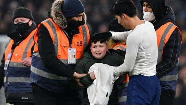 Son Heung-min Tottenham departurepeople' 'stadium' 'security' 'footballplayer' 'fan' 'crying.