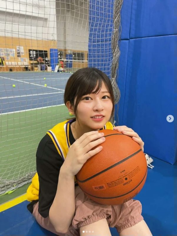 Araki Saori viral photopeople' 'woman' 'basketball' 'jersey' 'smiling' '' '.
