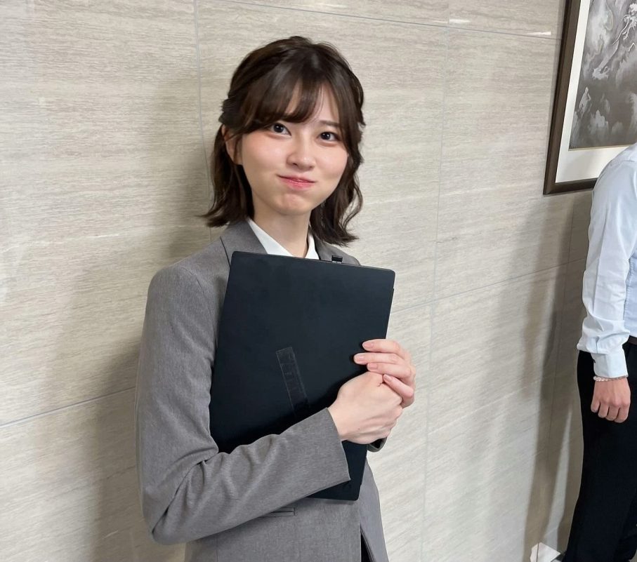 Araki Saori viral photopeople' 'young' 'woman' 'business' 'attire' 'notebook' 'smiling' '' '.