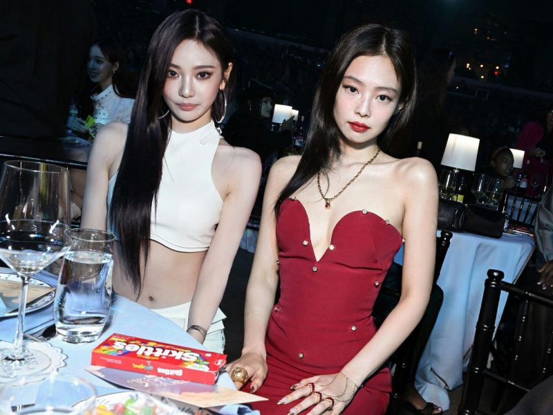 Jennie K-pop influencepeople' 'table' '' 'kittles' 'dress' 'jewelry.