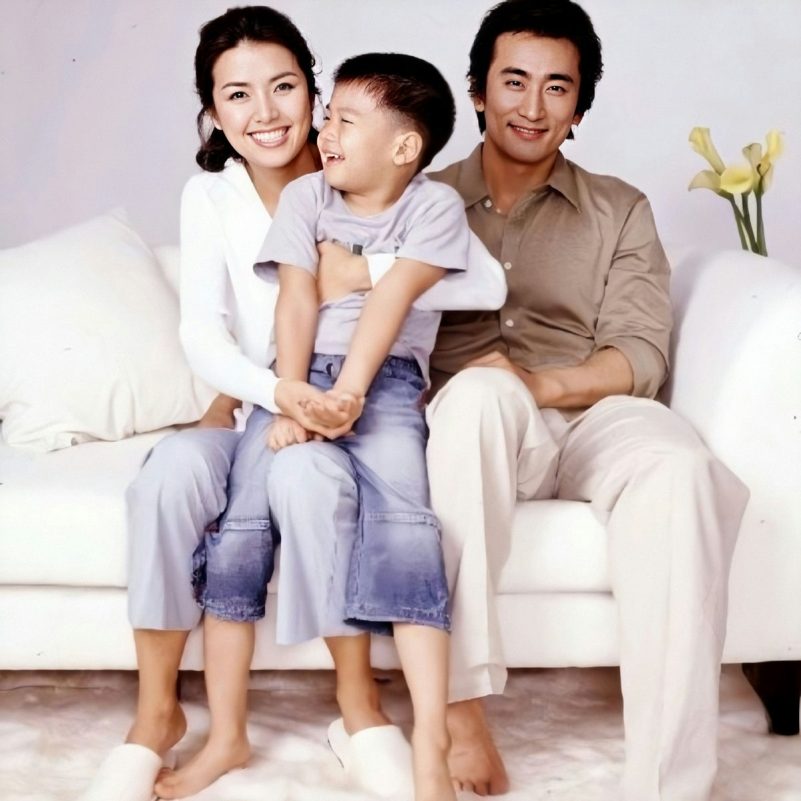 Cha In Pyo inheritance rumorfamily' 'smiling' 'couch' 'casual' 'flowers.