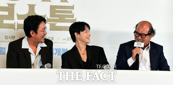 Ha Jung-woo inappropriate commentpeople' 'three' 'suits' 'microphone' 'smiling' '' '.