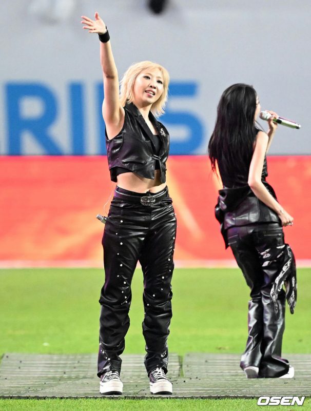 2NE1 halftime performance Seoul' '' '' 'erforming' '' 'eather' '' 'inging' '' 'aving.