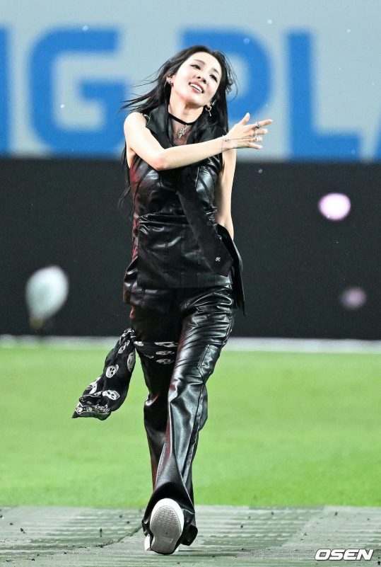 2NE1 halftime performance Seoulperson' '' '' 'leather' '' 'hoker' '' 'carf' '' 'ancing.