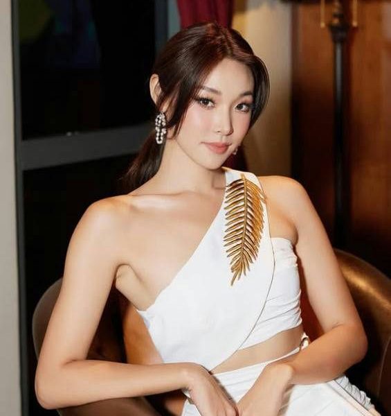 Mina Sue Choi Single’s Inferno 5person' 'one' 'white' 'dress' 'jewelry' 'chair.