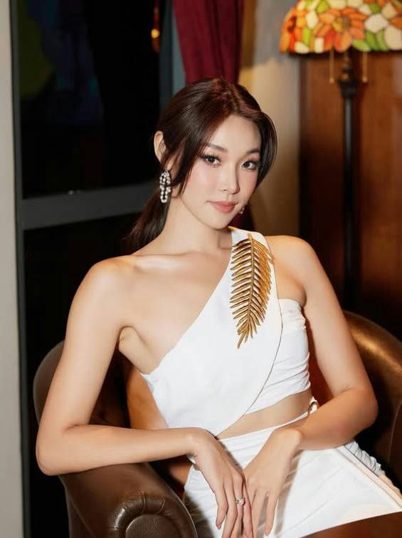 Mina Sue Choi Single’s Inferno 5person' 'one' 'white' 'dress' 'jewelry' 'chair.