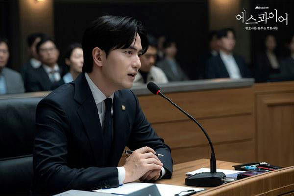lawyers writing legal dramaspeople' 'lawyer' 'microphone' 'suit' 'courtroom.