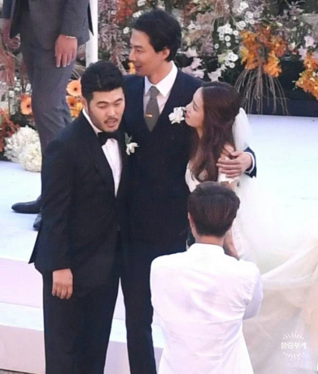 Kim Ki-bang billionaire wifepeople' 'wedding' 'groom' 'guests' 'flowers.