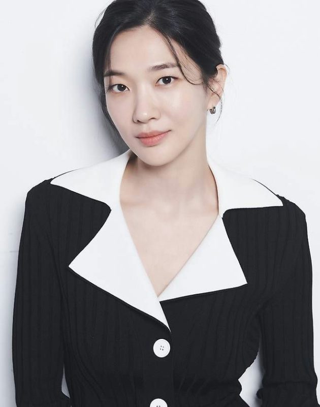 Jung Yoon-ha cancer storyperson' 'woman' 'portrait' 'collar' 'black' 'dress.