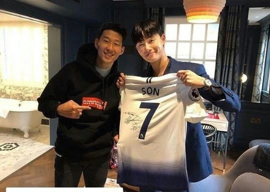 Park Seo Joon Son Heung Min farewell matchpeople' '' 'on' 'soccer' 'jersey' 'autograph' '' '.