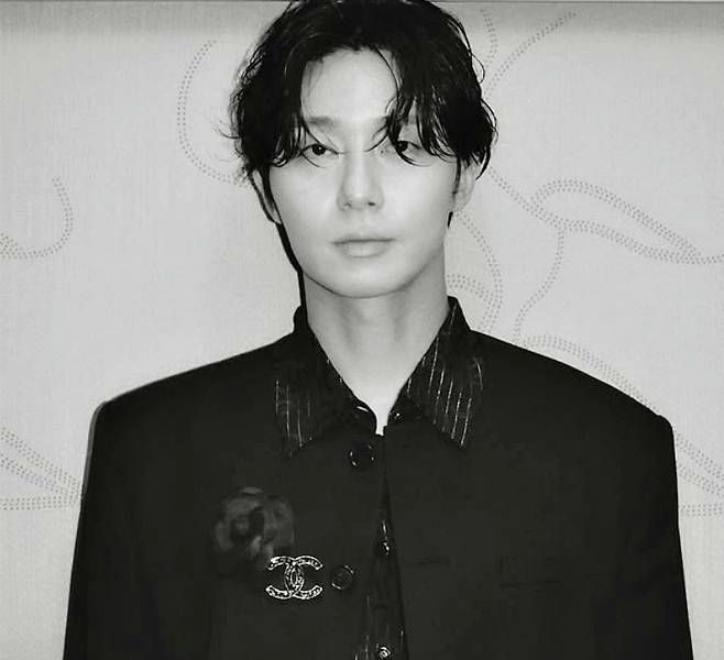 Park Seo-joon bullying confessionperson' 'blackandwhite' 'formalwear' 'brooch' 'hairstyle.