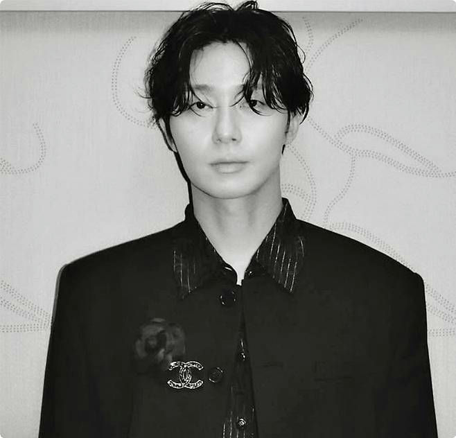 Park Seo-joon bullying confessionperson' 'blackandwhite' 'formalwear' 'brooch' 'hairstyle.