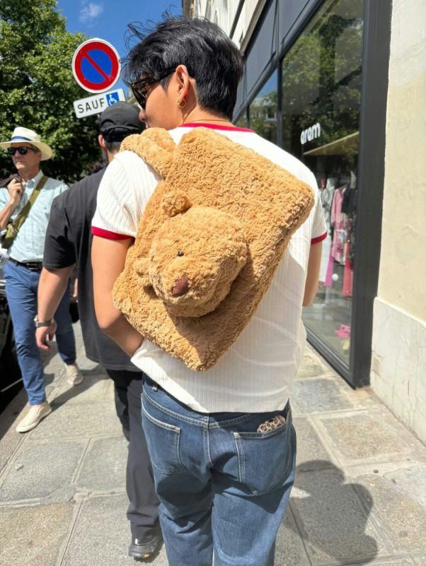 V teddy bear tote Jenniepeople' '' 'eddybear' 'street' 'sunglasses' 'jeans.