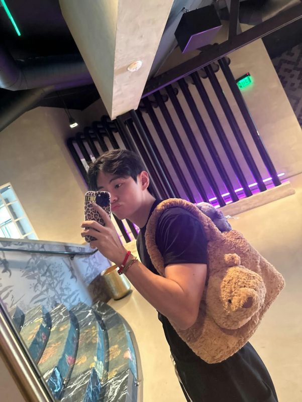 V teddy bear tote Jennieperson' 'selfie' 'backpack' 'phone' 'interior.