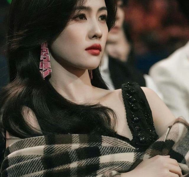 Bai Lu stalking harassmentperson' 'earrings' 'blackhair' 'plaid' 'makeup.