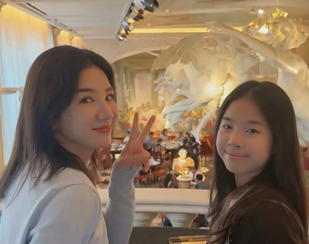 Huang Yi daughter SM Entertainmenttwo' 'portrait' 'indoor' 'statue' 'peace' 'sign.