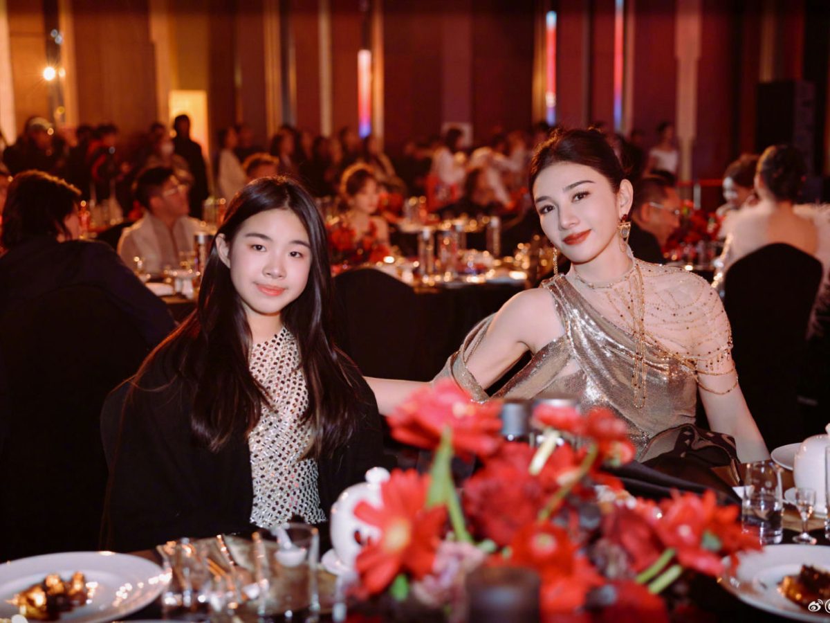 Huang Yi daughter SM Entertainmenttwo' 'table' 'formalwear' 'flowers' 'event' '.