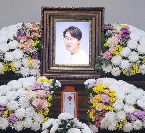 Song Young-gyu passing Lee Jong-hyuk tributeman' 'photo' 'flowers' 'funeral' 'frame.