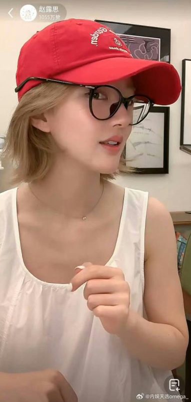 Zhao Lusi sold-out queenperson' 'woman' 'glasses' 'cap' 'necklace.
