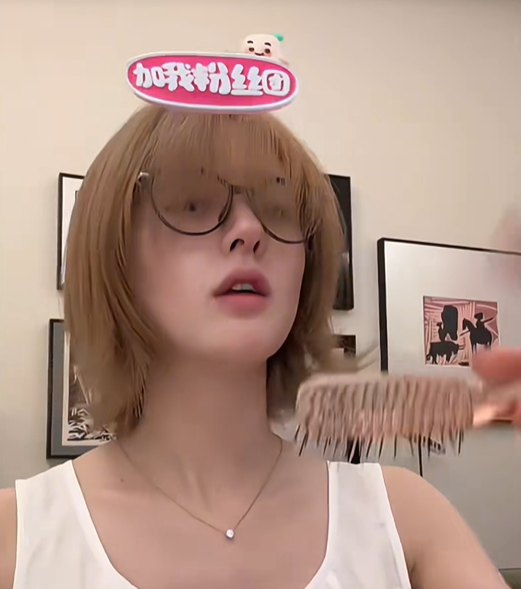 Zhao Lusi sold-out queenperson' 'brush' 'glasses' 'necklace' 'hairstyle.
