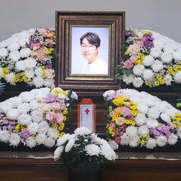 Song Young-kyu The Defectsperson' 'portrait' 'flowers' 'funeral' '' '.