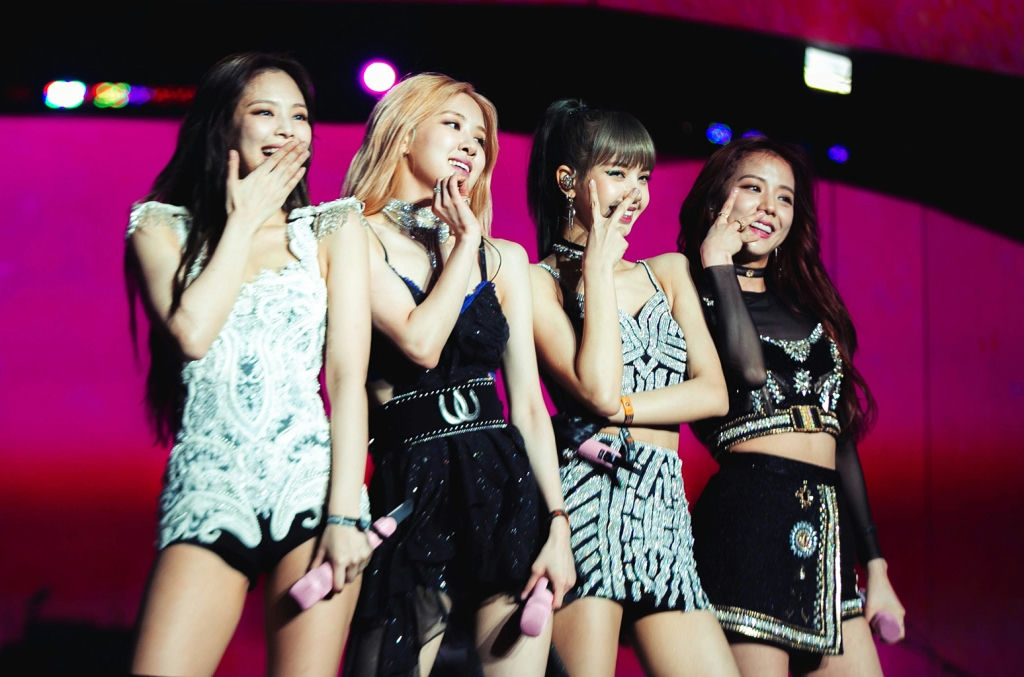 KATSEYE Lollapalooza 2025four' 'performance' 'smiling' 'stylish' 'glamour.