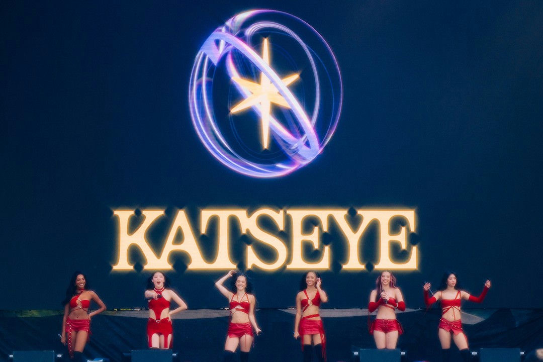 KATSEYE Lollapalooza 2025people' 'performance' 'red' 'stage' 'group.