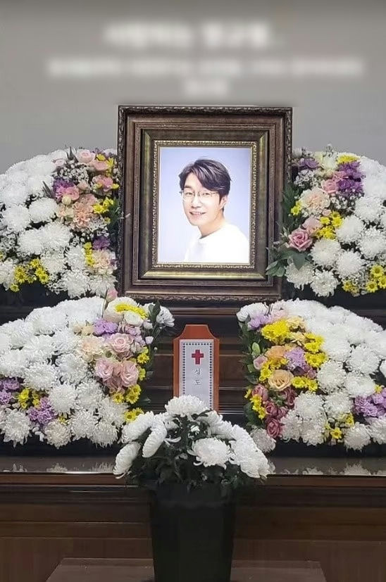 Jo Jung-suk Lee Sun-kyun Song Young-kyuman' 'funeral' 'flowers' 'portrait' '' 'hristian.