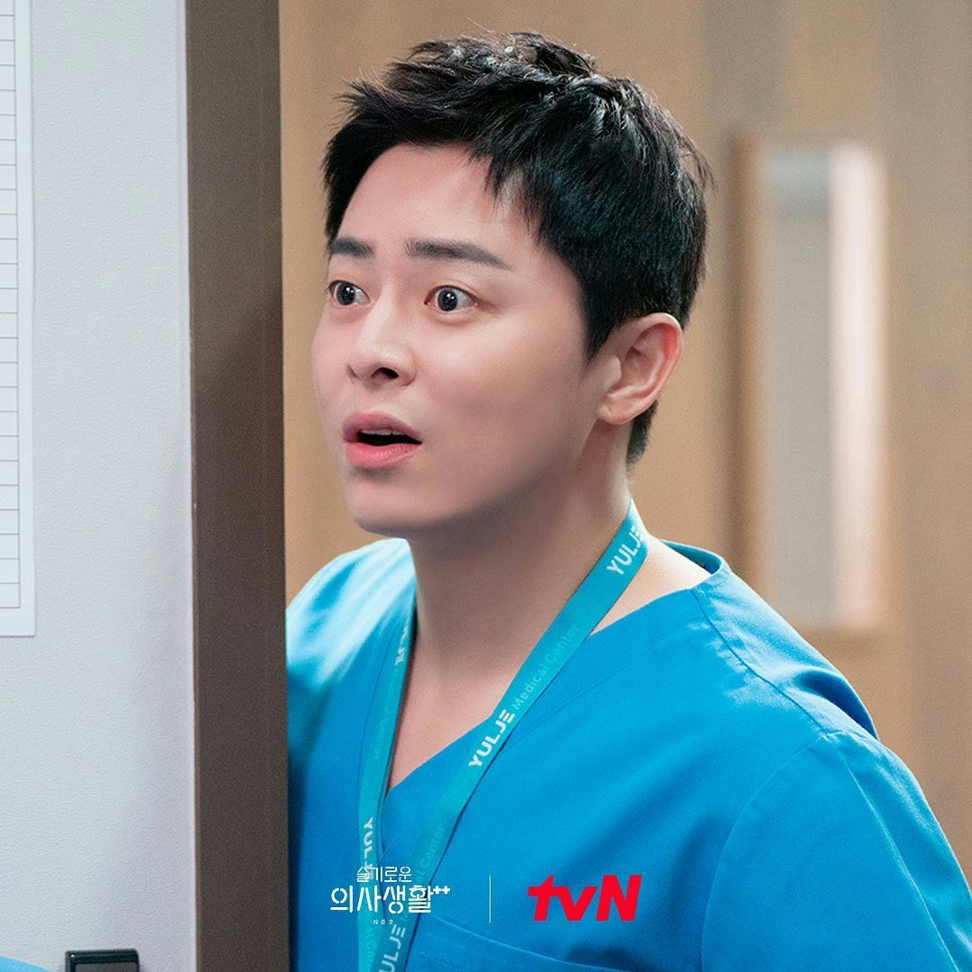 Jo Jung-suk Lee Sun-kyun Song Young-kyuperson' 'surprised' 'hospital' 'uniform' 'eyes.