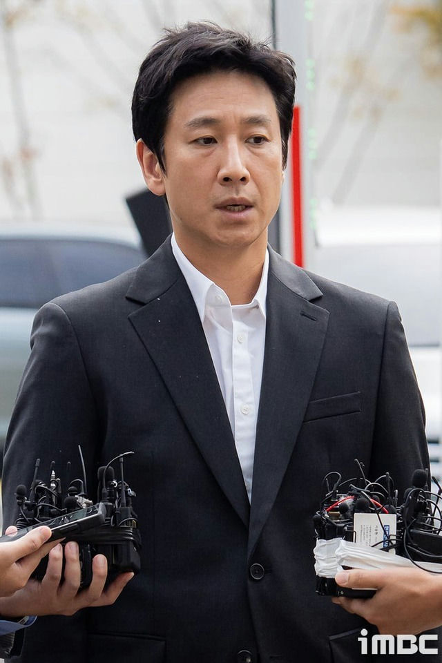 Jo Jung-suk Lee Sun-kyun Song Young-kyuman' 'suit' 'interview' 'microphone' 'press.