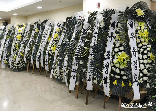 Song Young-kyu funeralno' 'people' 'wreaths' 'funeral' 'flowers' '' '.